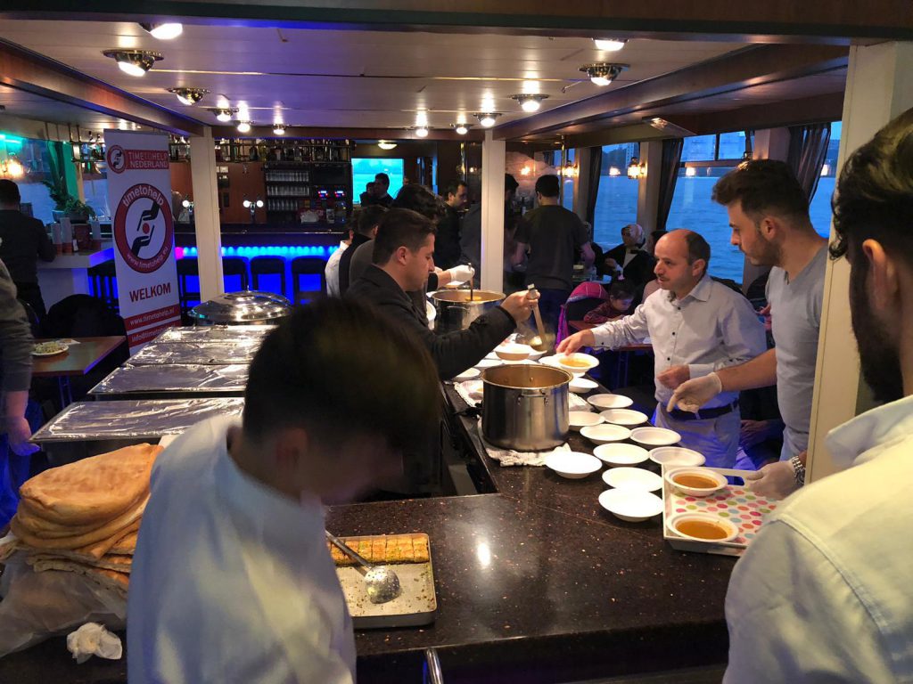 Rotterdamse iftarboot tijdens de Ramadan